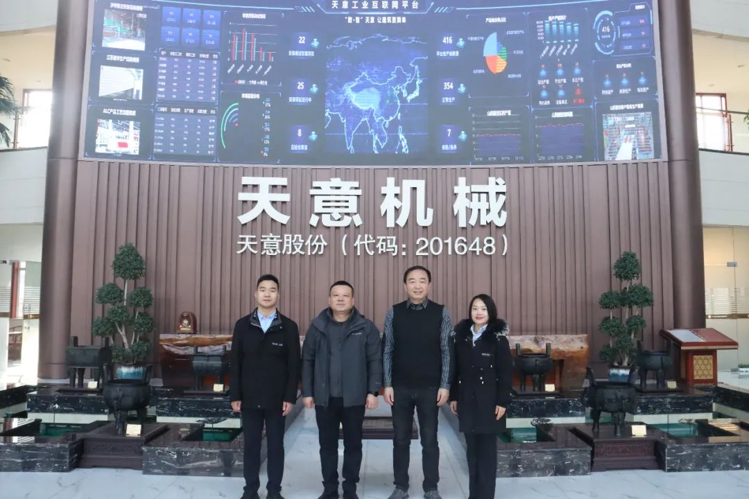 中國建筑材料工業規劃研究院院長特別助理王新捷、中國絕熱節能材料一體板分